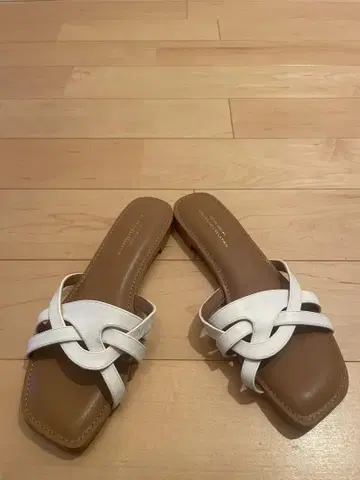 그린 레이블 릴랙싱 스퀘어 플랫 샌들