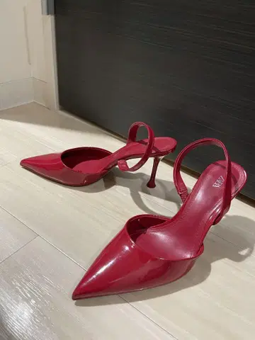 빨간색 스틸레토 하이힐
