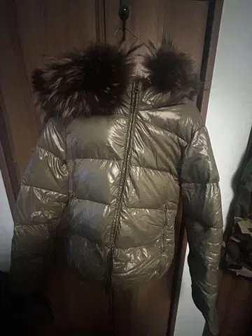 올리브 그린 퍼 달린 듀베티카 다운 자켓