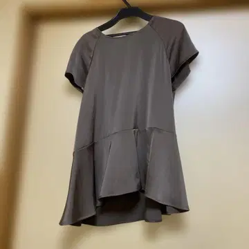 루니 플레어 실루엣 반팔 상의
