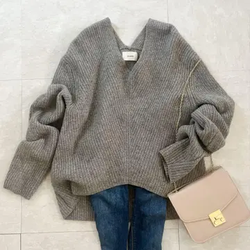 새상품급 클라네 V넥 니트 그레이 V-NECK BACK DROP KNIT