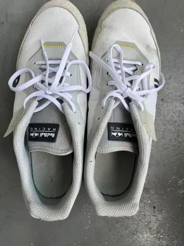 Red Bull 화이트 스니커즈