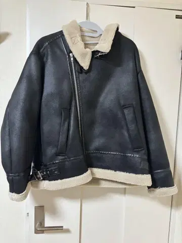 블랙 인조 가죽 무스탕 코트