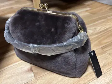 다크 브라운 퍼 숄더백