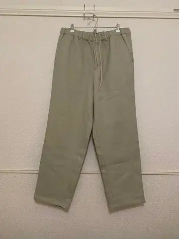 카키 이지 팬츠 백 포켓 부착