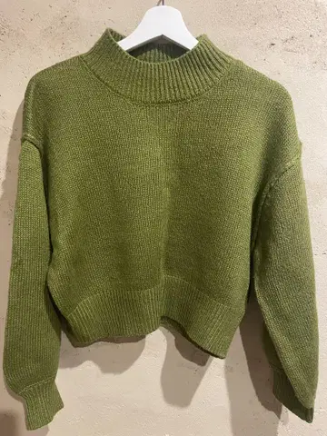 카스타네 올리브 그린 하이넥 스웨터
