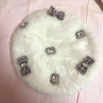 화이트 퍼 베레모 리본 포함