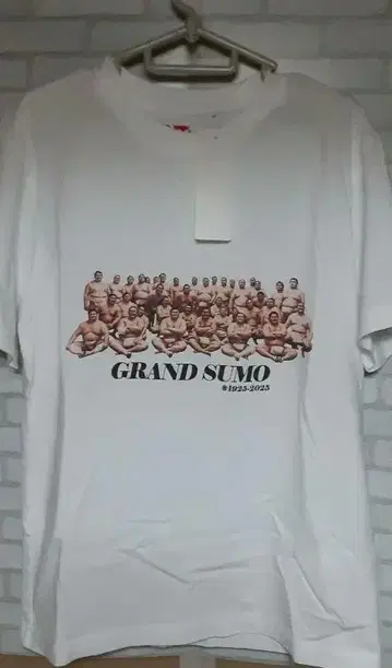 유니클로 스모 T셔츠 M 사이즈 미사용 새상품