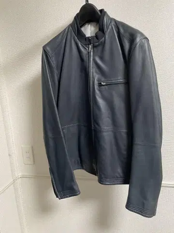 다크 그레이 가죽 자켓
