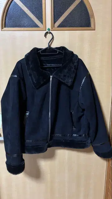 퍼 달린 블랙 무스탕 코트
