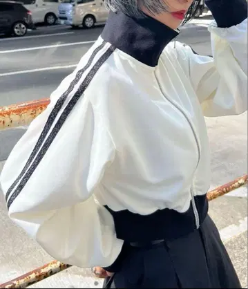 PAGEBOY 라메 라인 숏 트랙 자켓