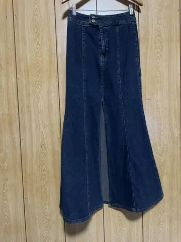LAPIS CONTY 라피스콘티 플레어 데님 스커트