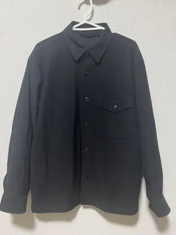 블랙 버튼업 셔츠