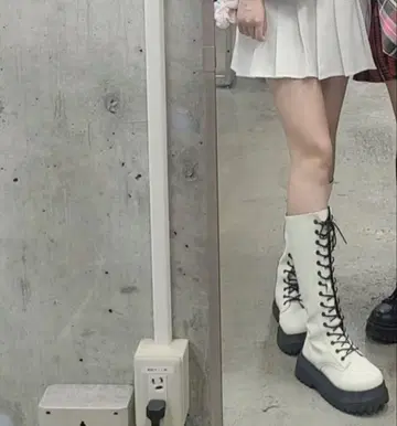 화이트 통굽 레이스업 롱 부츠