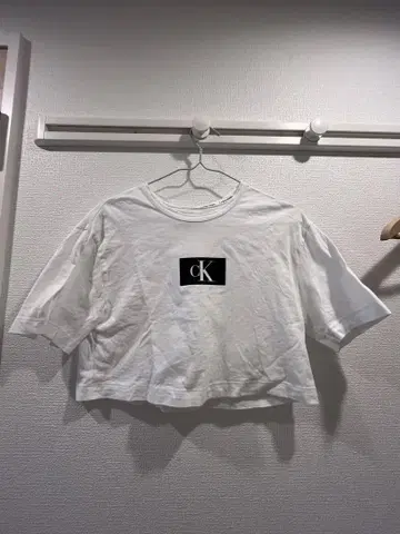 즉시 구매 환영! Calvin Klein 크롭 T셔츠