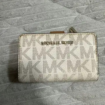 MICHAEL KORS 접이식 지갑 아이보리