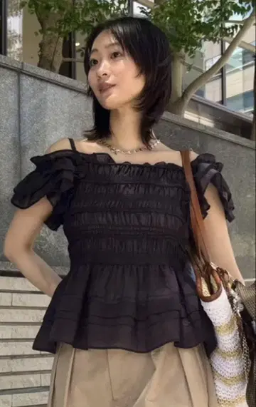 프릴 셔링 디자인 블라우스