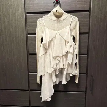 프릴 달린 터틀넥 긴팔 상의