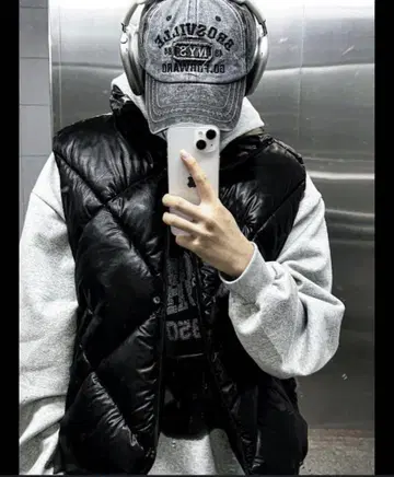 COSYHARU 도미니크 광택 블랙 패딩 베스트