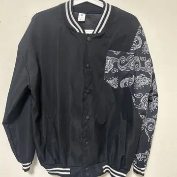 페이즐리 무늬 스카잔 바시티 자켓 블랙 x 화이트 남성용 자켓