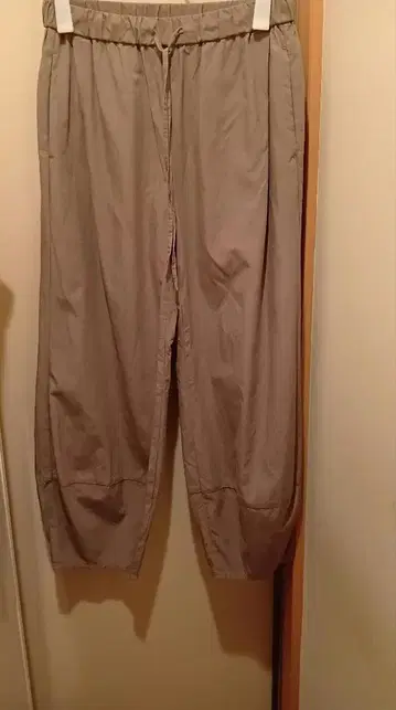 카키 릴랙스핏 캐주얼 팬츠 이지 팬츠 커브 팬츠