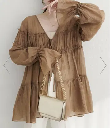 브라운 프릴 티어드 셔츠 내추럴 꾸뛰르