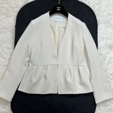 새상품급 La Totalite 노카라 페플럼 자켓 아이보리 화이트