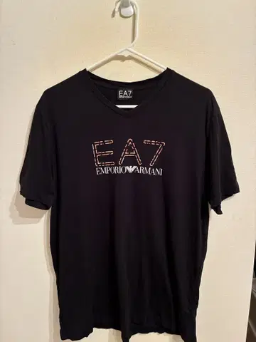 정품 EMPORIO ARMANI EA7 블랙 T셔츠 로고