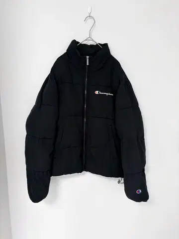 [ Champion ] 다운 자켓 블랙 로고 자수 방한 스트릿