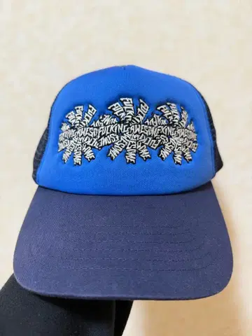 파랑과 검정 자수 메쉬 캡