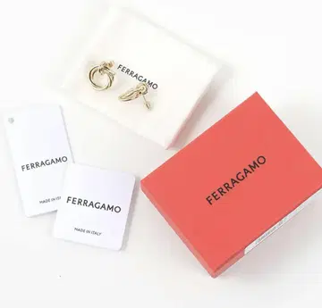 FERRAGAMO 골드 매듭 디자인 귀걸이