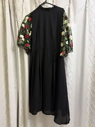merlot plus 자수 장식 블랙 플레어 드레스