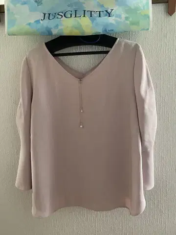 미사용 새상품 JUSGLITTY 핑크 V넥 구부소매 상의