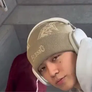 BlessU 베이지 비니 카츠키군 착용