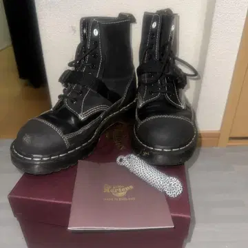 Dr. Martens 블랙 가죽 부츠