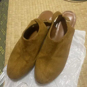 브라운 스웨이드 백 스트랩 샌들