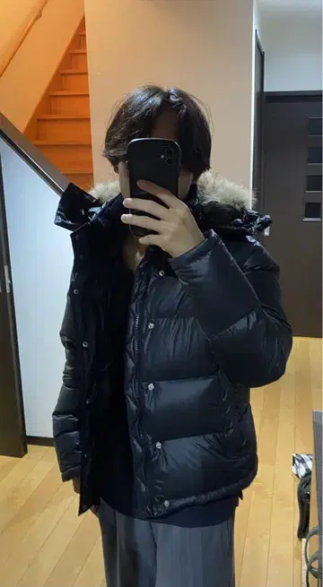다운 자켓 퍼 포함 블랙 광택 Y2K 시크 스타일 그런지 짧은 기장