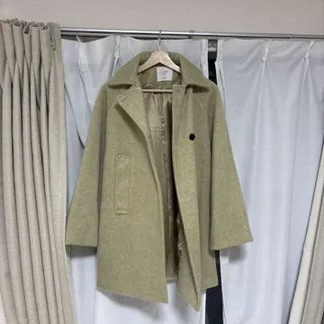 올리브 그린 울 코트 버튼 포함