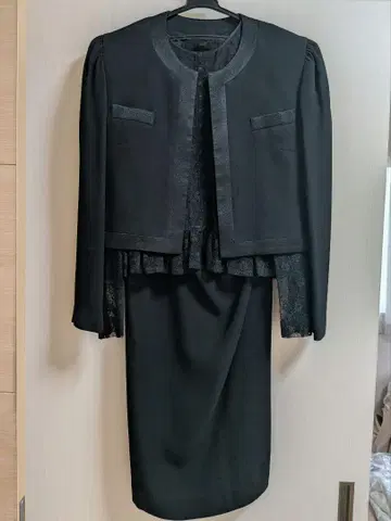 블랙 스커트 수트 레이스 장식