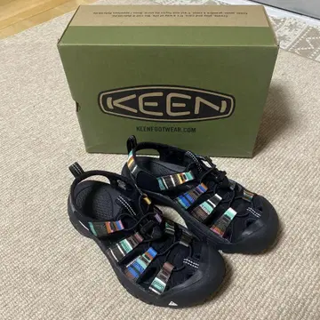 KEEN 아웃도어 샌들 블랙/멀티 컬러