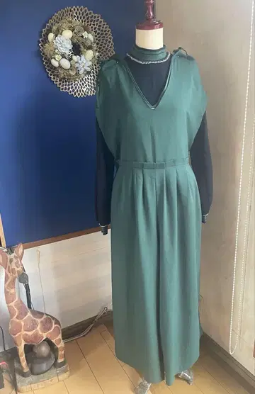 ZARA 비쥬 장식 티셔츠 & 그린 V넥 올인원