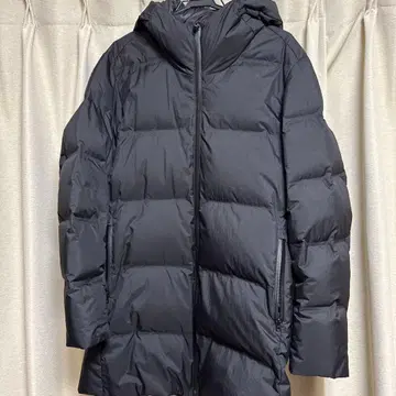 블랙 후드 부착 다운 자켓 (상태: 좋음)