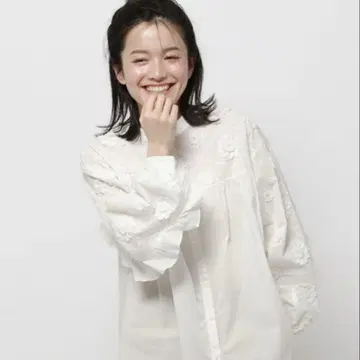 niko and - 3D 플라워 & 백 프릴 블라우스