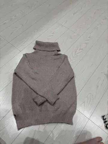 베이지 터틀넥 니트