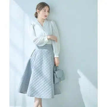 토코 TOCCO 포켓 펄 장식 엠보싱 퀼팅 턱 플레어 스커트