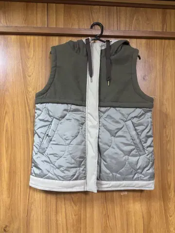 후드 부착 퀼팅 베스트 올리브 그린
