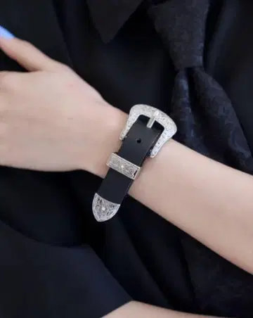HARE 플라워 버클 팔찌 블랙