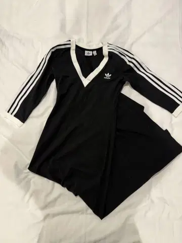 adidas 블랙 V넥 원피스