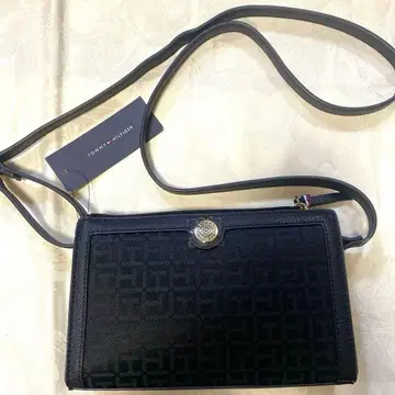 겨울 세일 특가 택 포함 새상품 Tommy Hilfiger 블랙 숄더백