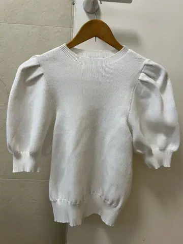 UNITED ARROWS 화이트 퍼프 슬리브 스웨터